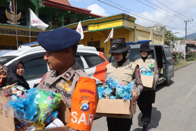 Polisi Gelar Trauma Healing dan Berbagi Snack untuk Pelajar Terdampak Erupsi Gunung Semeru