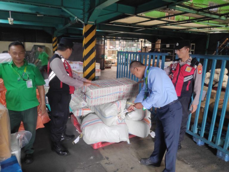 Polsubsektor cargo Polresta bandara soetta gencarkan patroli kawasan pergudangan cargo dalam rangka operasi sikat jaya 2025