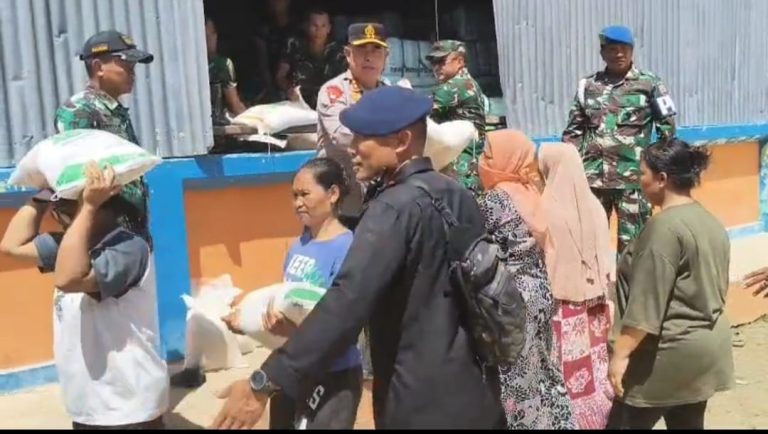 Pangdam I/BB dan Kapolda Sumut Awasi Langsung Pembagian Beras di Gudang Bulog Sibolga