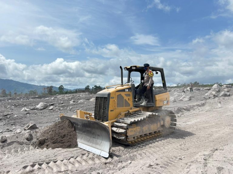 Polres Sumenep Salurkan Bantuan Air Bersih untuk Warga Desa Pinggirpapas