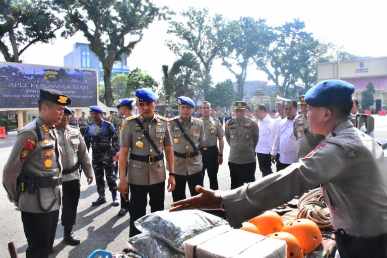 Polri Peduli Kemanusiaan, Kapolda Jambi Berangkatkan Personel dan Bantuan Untuk Korban Bencana Alam di Sum-Bar 