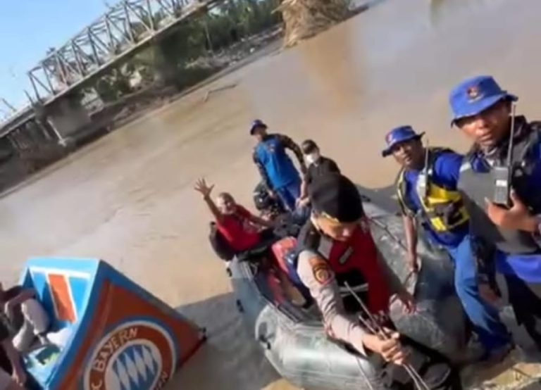 Aksi Heroik Tim SAR dan Personel Korsabhara Polri Menembus Medan Ekstrem untuk Korban di Blang, Bireuen Aceh