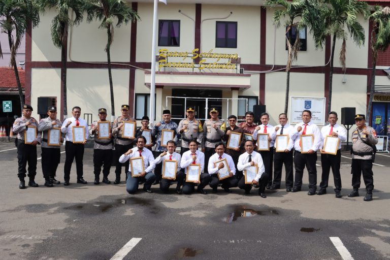 Kapolres Metro Memberikan Penghargaan Kepada 56 Personil Serta kepala 4 Warga Sipil
