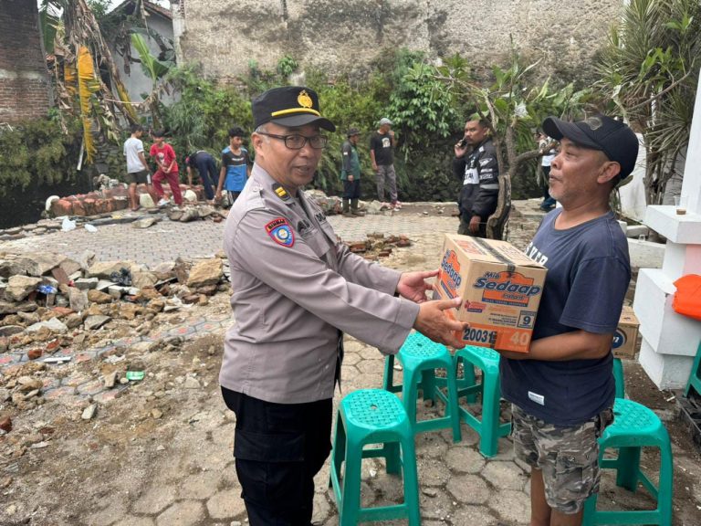 Banjir Bandang di Desa Mekarrahayu, Polisi Tunjukkan Empati