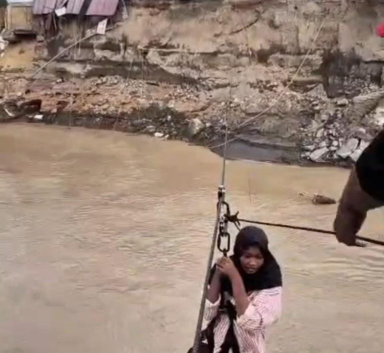 Brimob Aceh Pasang Tali Sling pada Jembatan Putus dan Geser Speed Boat untuk Mendukung Mobilitas Warga di Bireuen