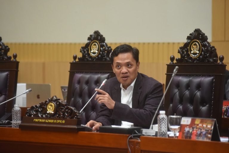 Ketua Komisi III DPR RI Tegaskan Polri tetap Berada Langsung di Bawah Presiden