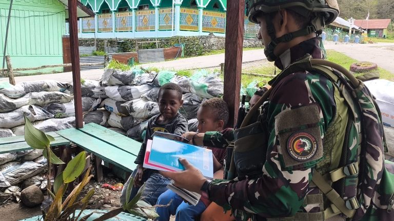 Belajar Tanpa Batas, Satgas Yonif 521/DY Hadirkan Perpustakaan Untuk Kecerdasan Anak Bangsa dan Tumbuhkan Minat Belajar Di Distrik Walesi