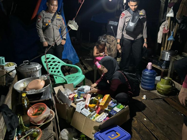 KAPOLRES LANGKAT SALURKAN BANSOS UNTUK WARGA TERDAMPAK BANJIR DI PEMATANG JAYA MELALUI JALUR LAUT