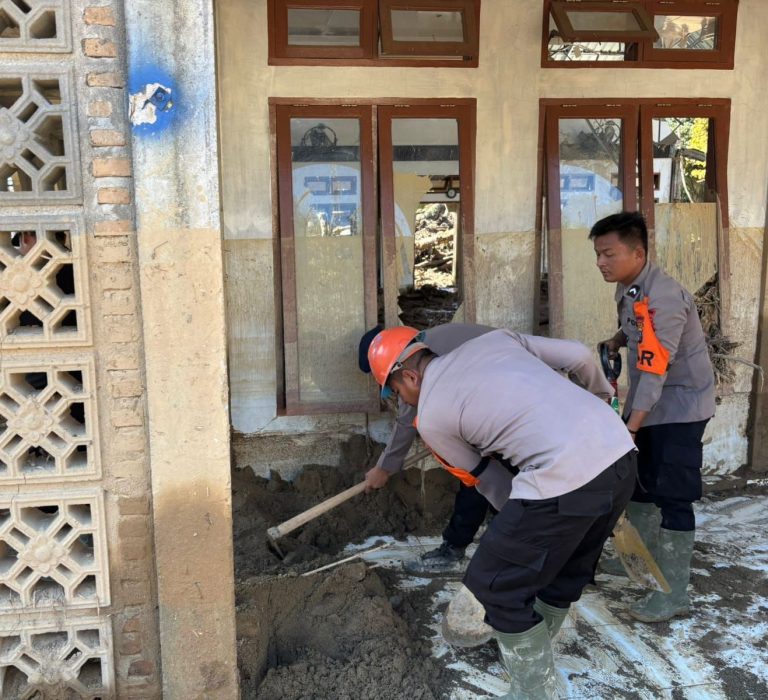 Brimob Sumut Hadir untuk Negeri: Dari Pembersihan Rumah Ibadah Hingga Pemasangan Jaringan Internet untuk Warga Garoga