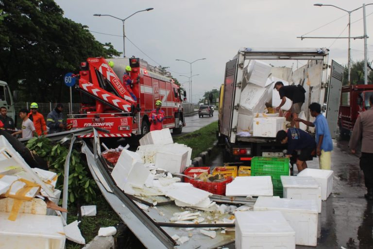 Kanit Sabhara Polsek Kenjeran Gercep Tangani Lakalantas di Tol Suramadu