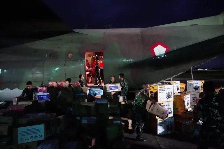 Mendarat di Lanud SIM, Pesawat Airbus A-400 TNI AU bawa 24 Ton Bantuan Korban Banjir Aceh