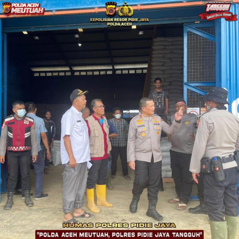 Polri Hadir: Kapolres Pidie Jaya Pimpin Penyaluran Bantuan Bencana