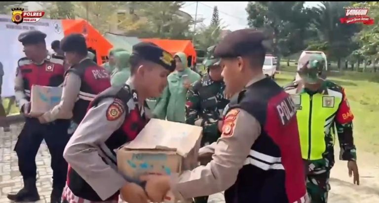 Kapolres Pidie Jaya Hadiri Penyaluran Bantuan Logistik Menhan untuk Korban Banjir