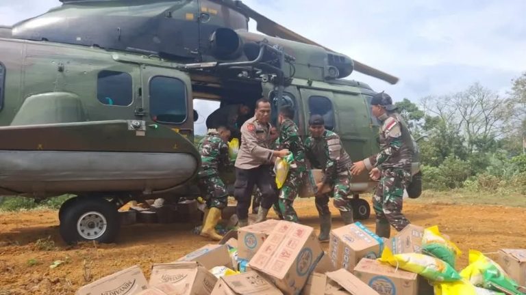 Akses darat putus, Helikopter MI – 17 TNI AD kirim bantuan lewat jalur Udara ke Kota Langsa