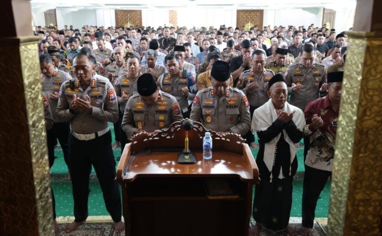 Polda Jatim Gelar Shalat Ghaib untuk Korban Bencana di Aceh Sumatera