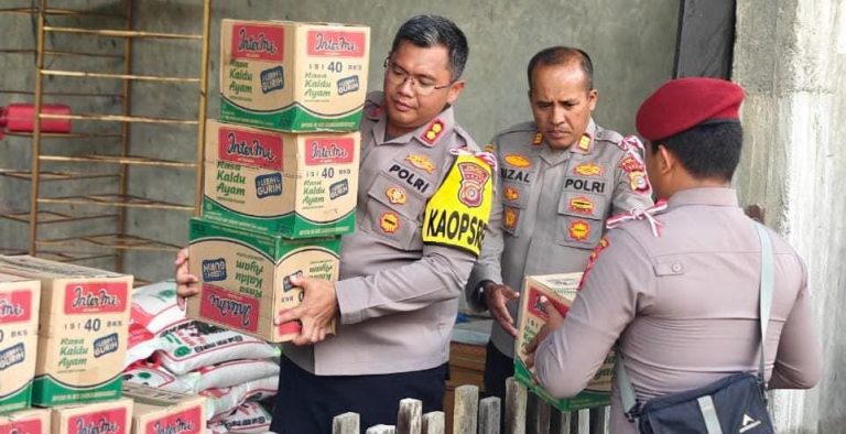 Polres Nagan Raya Hadir untuk Masyarakat, Sat Reskrim Salurkan Puluhan Paket Sembako ke Pesantren dan Warga Terdampak Banjir