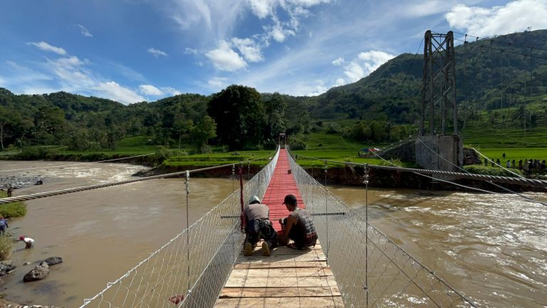 Tim SAR Sat Brimob Polda Jabar Bangun Jembatan di Sungai Cikaengan Hari Ke – 4