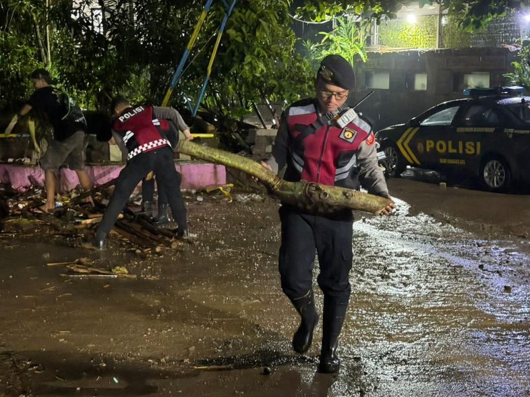 Respon Cepat Polisi Bantu Penanganan Bencana Banjir