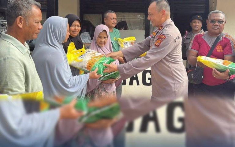 Kapolres Aceh Selatan Salurkan Bantuan Sembako untuk Warga Terdampak Banjir di Trumon