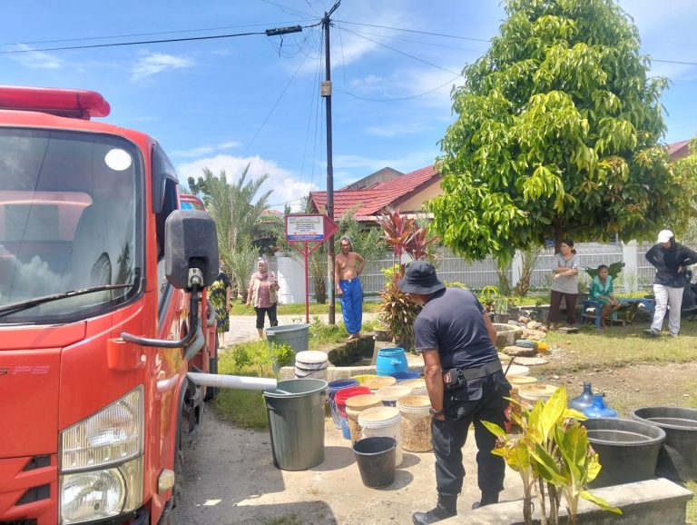 Polri dan BPBD Kota Padang Salurkan Air Bersih ke Lokasi Terdampak, Pastikan Kebutuhan Warga Terpenuhi
