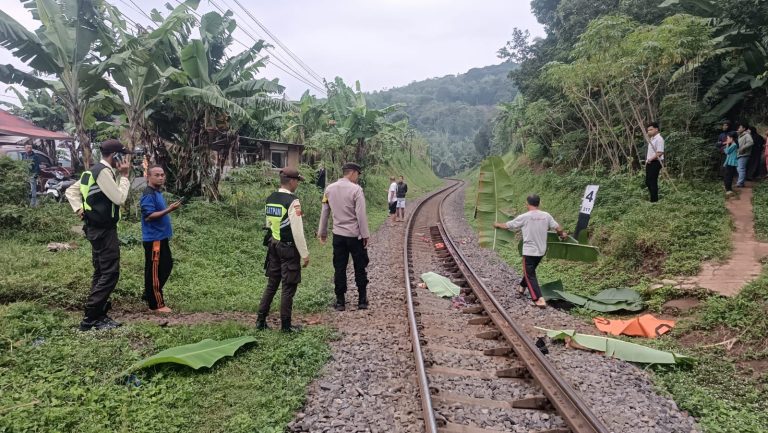 Polisi Evakuasi Korban Tertemper Kereta Api, Seorang Pejalan Kaki Meninggal di Tempat