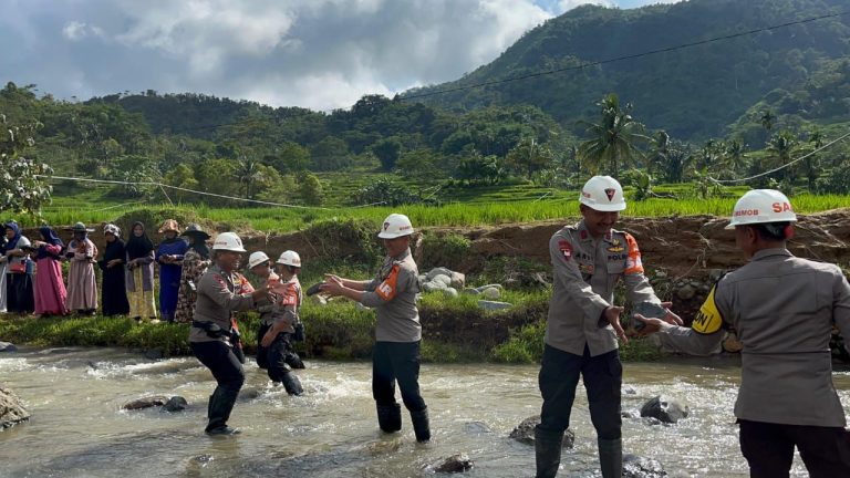 Dedikasi Tanpa Pamrih Sat Brimob Polda Jabar Buat Jembatan di Cikaengan, yang Menguatkan Banyak Nyawa