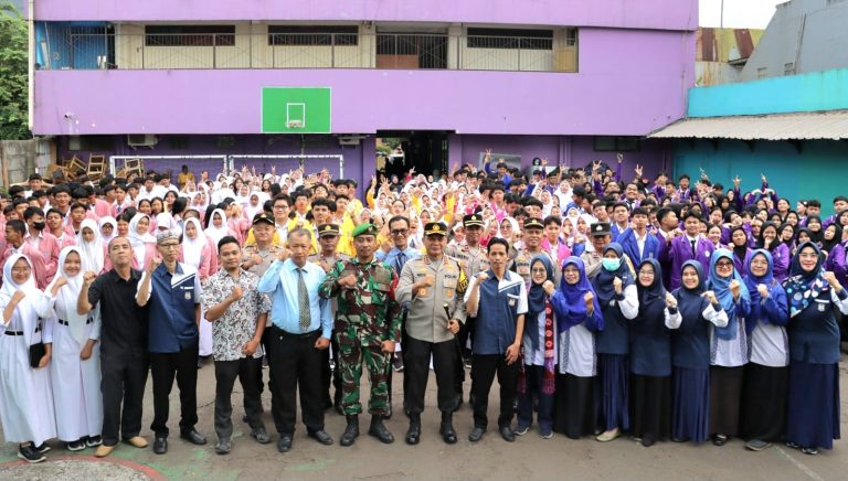 Kapolres Metro Depok Hadiri Kegiatan Police Goes To School Untuk Mempererat Kepolisian dan Pendidikan