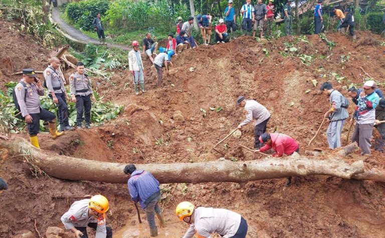 Tanggap Darurat, Hari Ke – 3 Tim SAR Sat Brimob Polda Jabar Terus Cari Korban Longsor Margaluyu