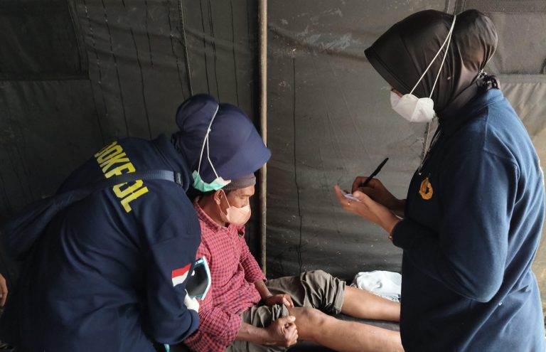 Nakes Polri Berikan Layanan Kesehatan Gratis bagi Korban Banjir di Aceh Tamiang