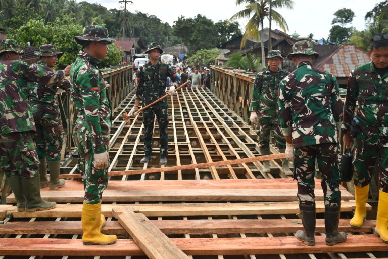 Satgas Yonzipur I/DD Kebut Pemasangan Jembatan Bailey Penghubung Tapteng–Tapsel di Garoga