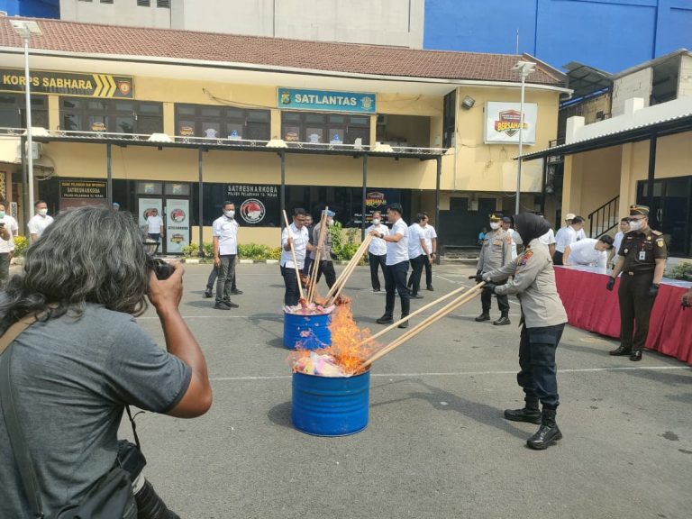 Polres Pelabuhan Tanjung Perak Musnahkan Barang Bukti Narkoba, 32 Kasus Diselesaikan Lewat Restorative Justice