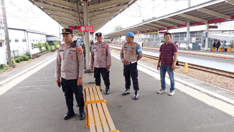 Kapolsek Pancoran Mas Pantau Ketat Penyekatan Cegah Mobilisasi Massa ke Jakarta