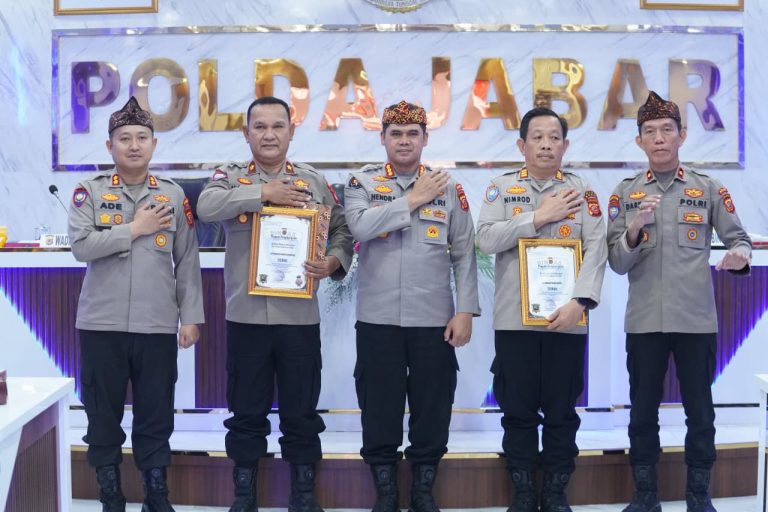 Kasat Binmas Polres Bogor Raih Penghargaan Kasat Binmas Terbaik pada Anev Binmas Polda Jabar 2025