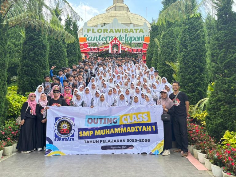 SMP Muhammadiyah 1 Surabaya Gelar Kegiatan Tengah Semester ke Florawisata Santera De Laponte