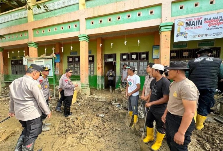 Wujud Kontribusi Polri: Jenderal Pol. Listyo Sigit Prabowo Tinjau Posko Pengungsian dan Salurkan Bantuan di Aceh