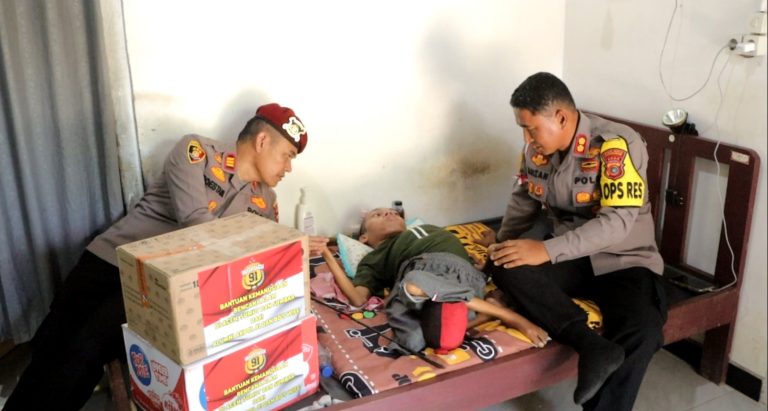 Peduli Kelompok Rentan Pasca Banjir, Kapolres Lhokseumawe Serahkan Bantuan Alumni Akpol ’91 dan BD’S Wife kepada Pemuda Disabilitas