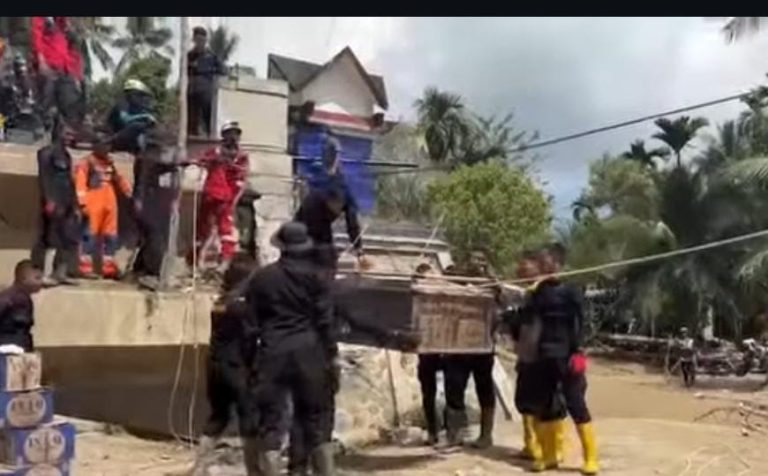 Polri Kirim Bantuan Ke Daerah Terisolir di Sumatera