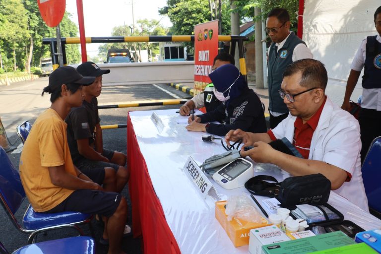 Jelang Nataru 2026, Polres Pelabuhan Tanjung Perak Gelar Cek Kesehatan Gratis di Gate Pelabuhan Jamrud