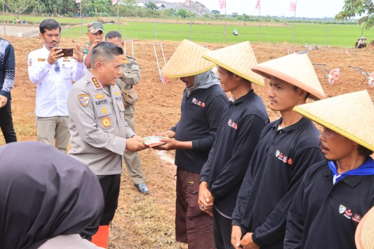 Kabaharkam Polri Pimpin Penanaman Jagung di Indramayu