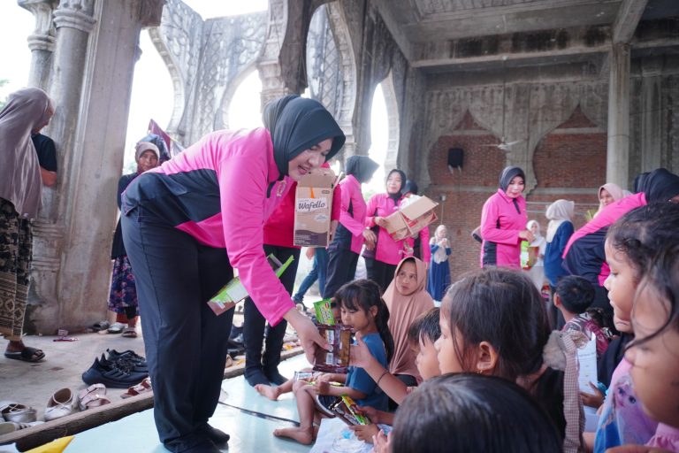 Bhayangkari Peduli : Ketua Bhayangkari Lhokseumawe Ny. Ita Ahzan Dampingi Kapolres Salurkan Bantuan untuk Korban Banjir Bandang di Lancang Barat