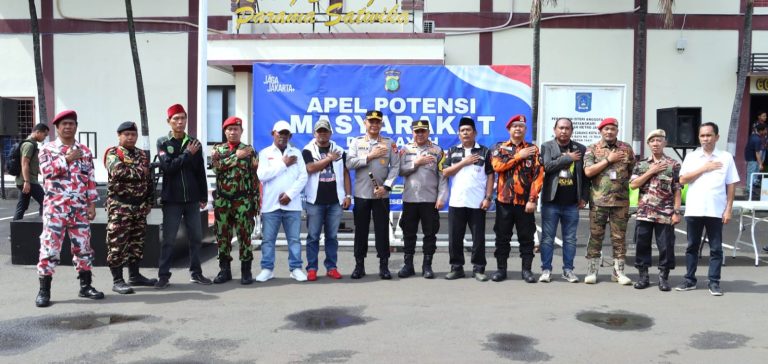 Kapolres Metro Depok Kombes Pol Abdul Waras Pimpin Apel di Halaman Mapolres