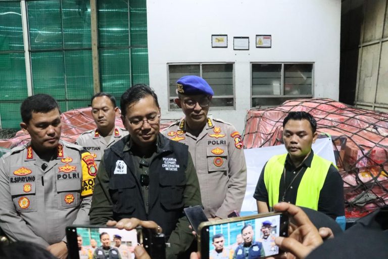 Polri dan WWF Kirim Puluhan Ton Logistik untuk Korban Banjir dan Longsor Aceh