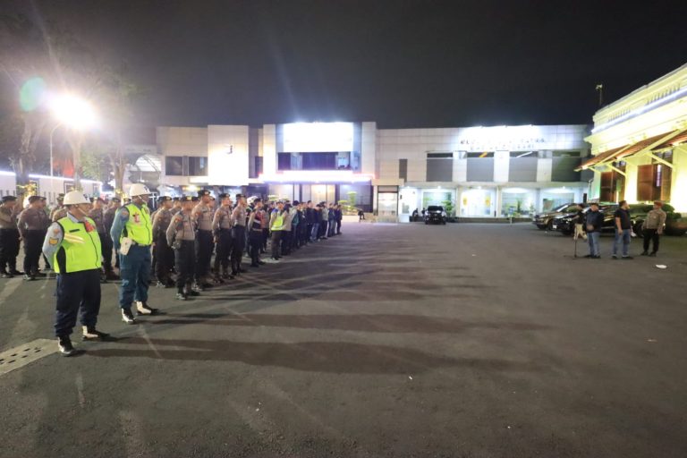 Menjaga Malam Kota | Polrestabes Surabaya Gelar Razia Tempat Hiburan Malam Jelang Akhir Pekan