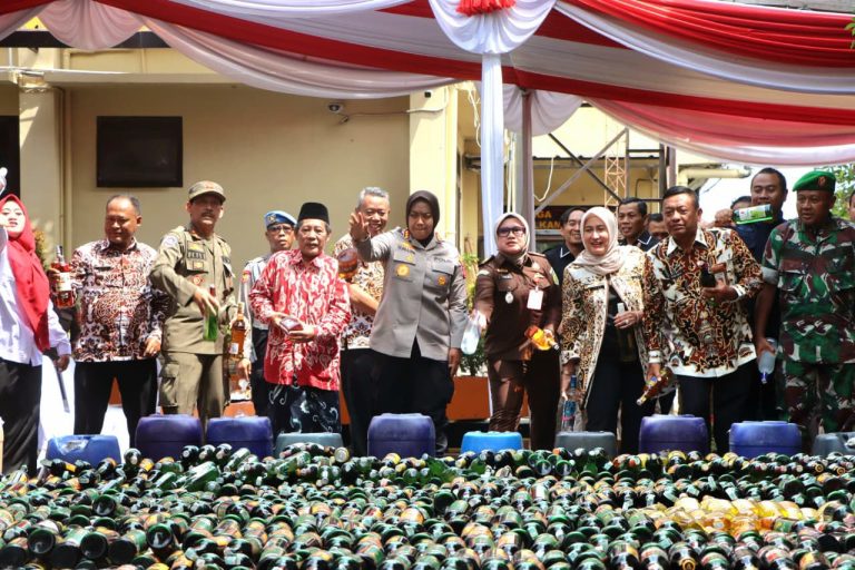 Polisi Musnahkan Ribuan Miras Berbagai Merek dan Knalpot Tidak Sesuai Spesifikasi Teknis