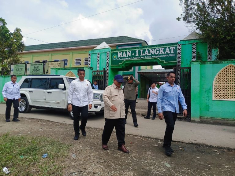 Presiden Prabowo Tinjau Langsung Pengungsi Bencana Banjir di Kab Langkat