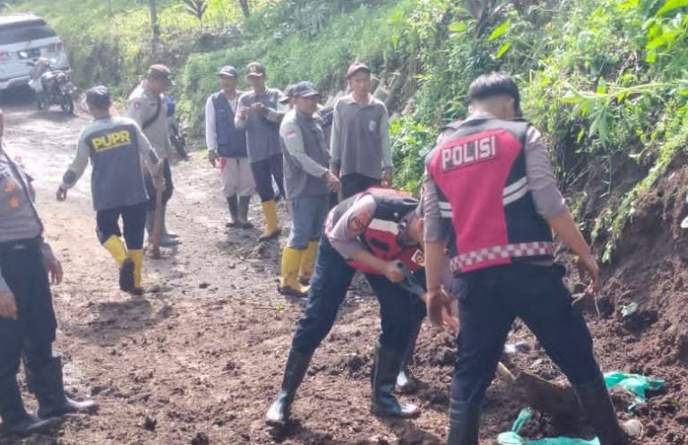Polres Probolinggo Bersama Warga Bersihkan Material Pascabanjir Bandang di Tiris