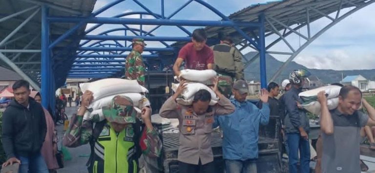 Akses Darat Terputus, Polres Aceh Tengah Salurkan 24,8 Ton Beras Lewat Danau Lut Tawar