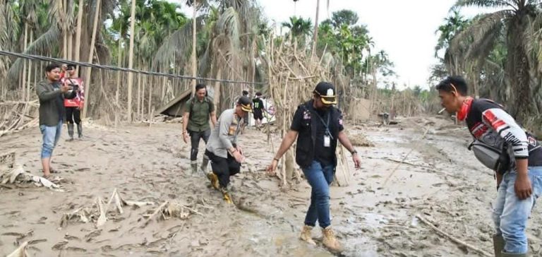 Akses Terputus Pascabanjir, Wakapolres Aceh Timur Dampingi Bupati Tembus Desa Terisolir