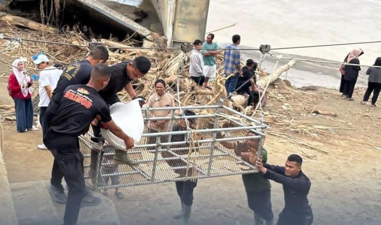 Gunakan Jembatan Sling Baja, Brimob Polda Aceh Bantu Salurkan Bantuan Logistik Untuk Masyarakat