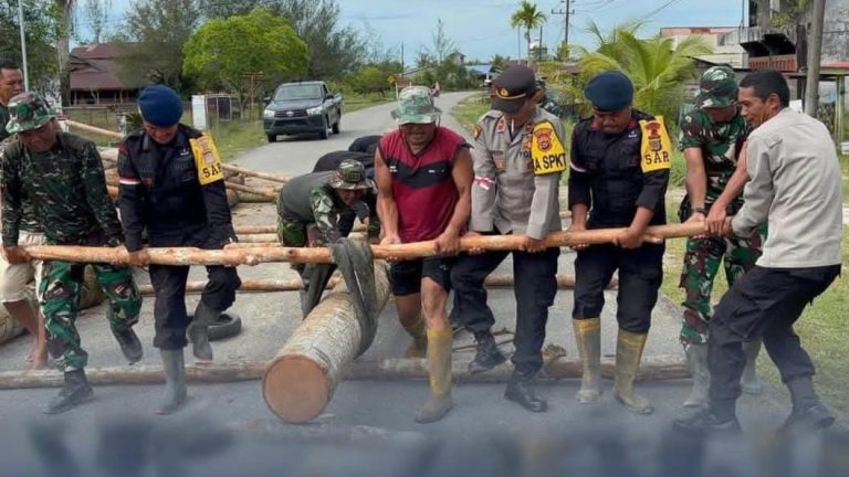 SINERGI TNI–POLRI DAN MASYARAKAT BANGUN JEMBATAN DARURAT DI ACEH SINGKIL